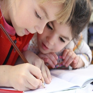 due bambine a studio otto fanno un corso di cinese per bambini